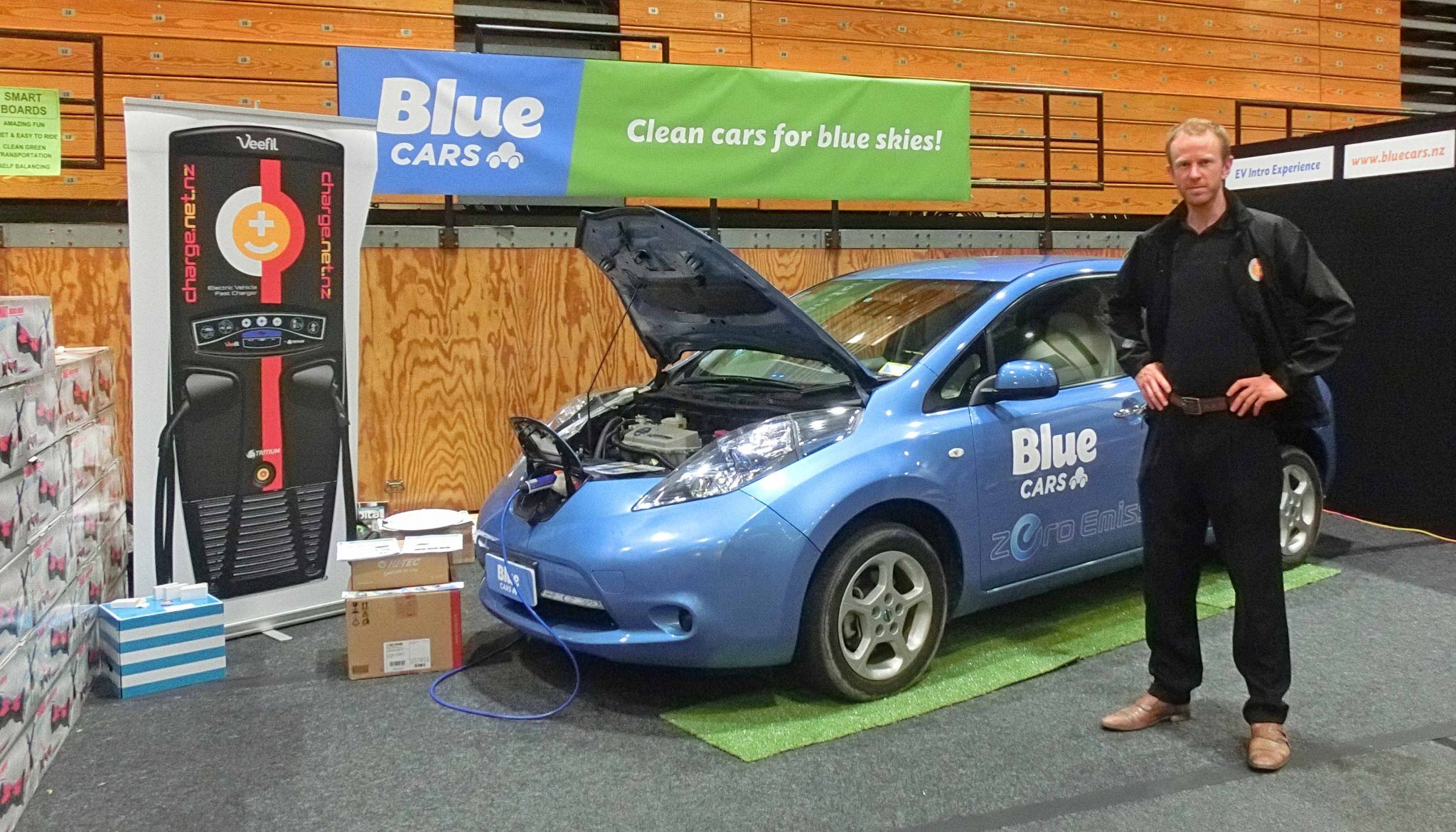 Carl Barlev in front of a BlueCars Leaf